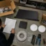 Técnica comprobando gateway, switch, puntos de acceso y herramientas antes de una instalación de red